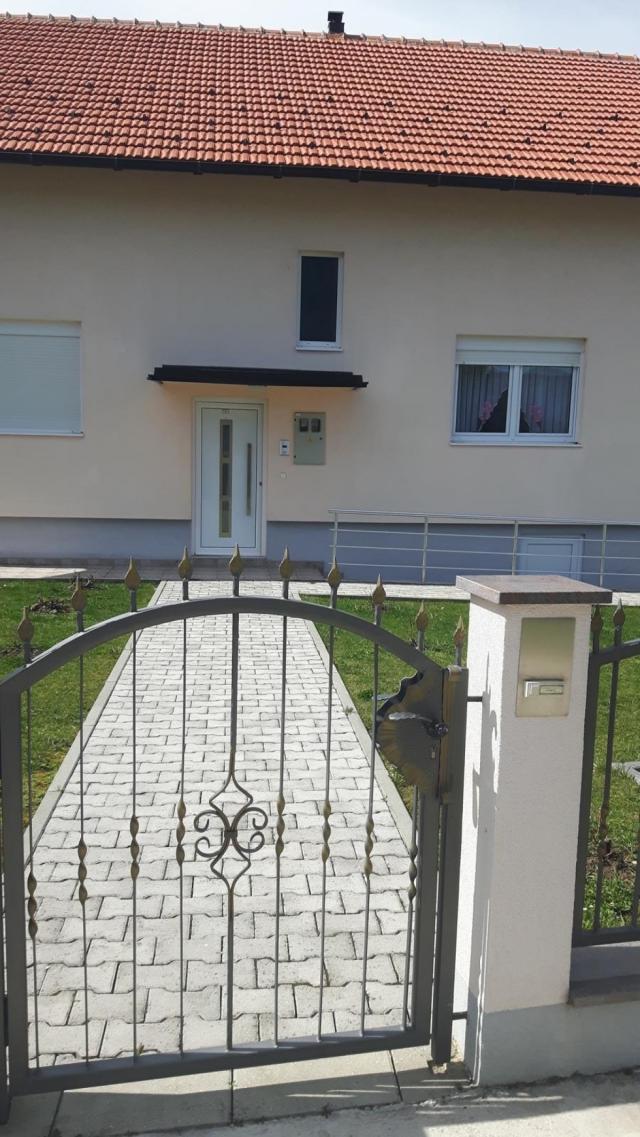 Prodajem Kucu sa kompletnom kvadraturom Podrum, Prizemlje i Visoko potkr.250m2