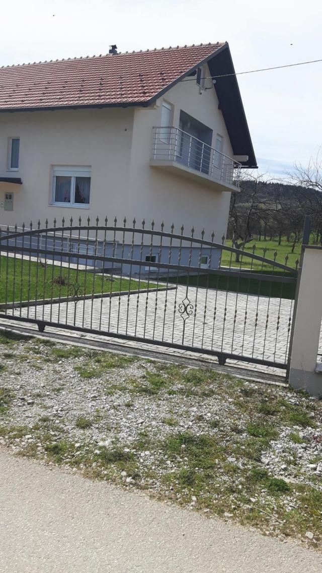 Prodajem Kucu sa kompletnom kvadraturom Podrum, Prizemlje i Visoko potkr.250m2