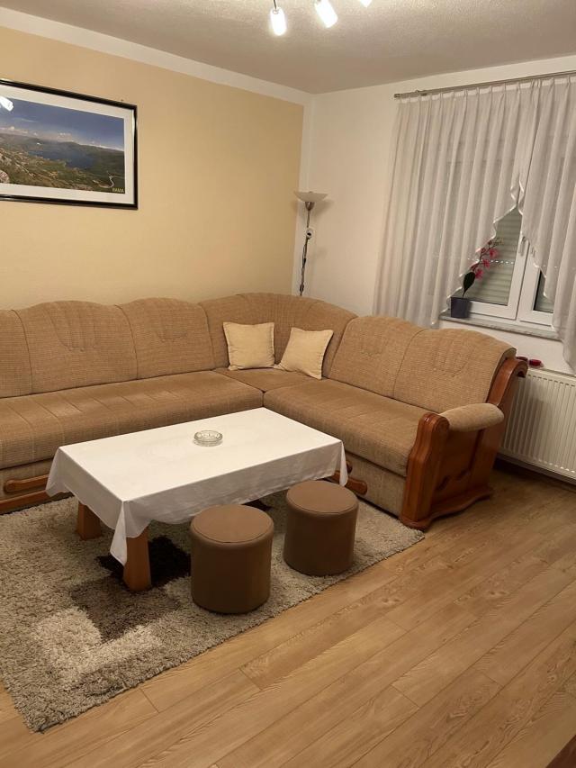 Prodajem Kucu sa kompletnom kvadraturom Podrum, Prizemlje i Visoko potkr.250m2