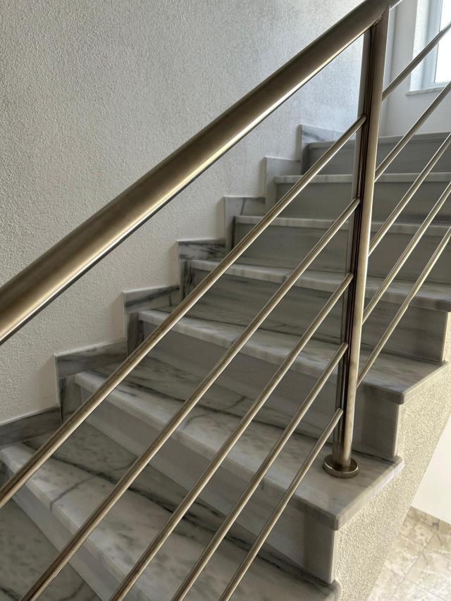 Prodajem Kucu sa kompletnom kvadraturom Podrum, Prizemlje i Visoko potkr.250m2