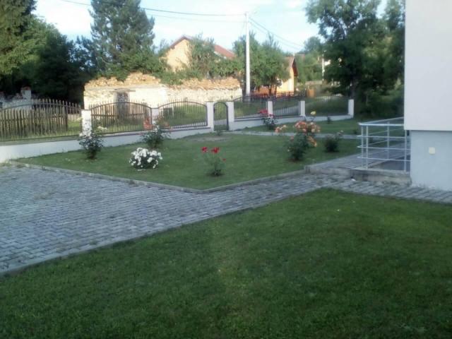 Prodajem Kucu sa kompletnom kvadraturom Podrum, Prizemlje i Visoko potkr.250m2
