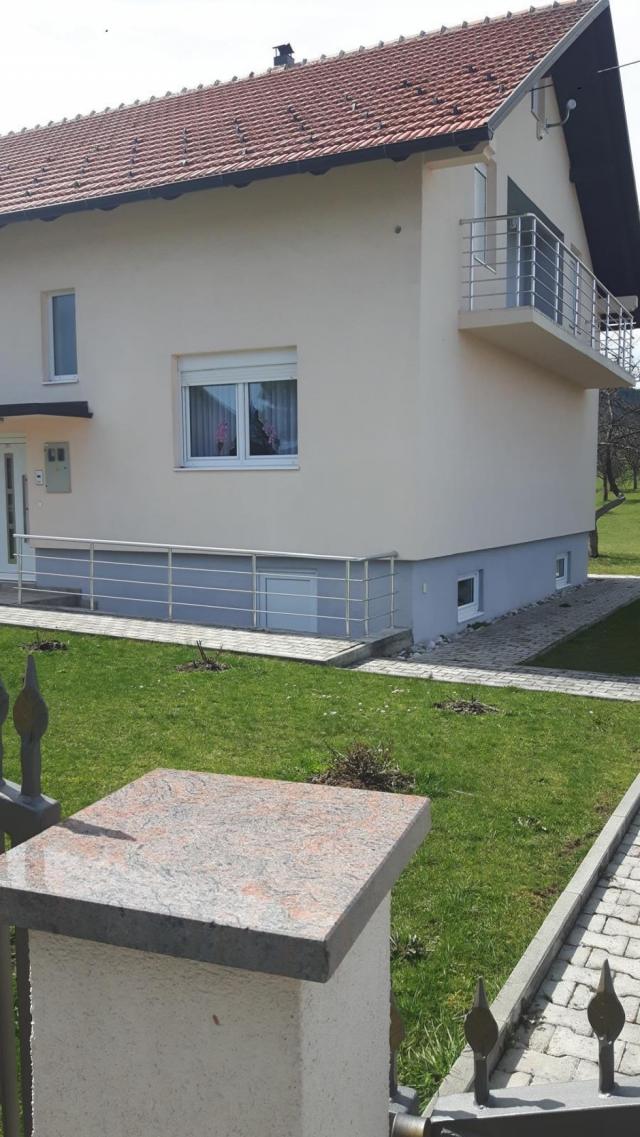 Prodajem Kucu sa kompletnom kvadraturom Podrum, Prizemlje i Visoko potkr.250m2