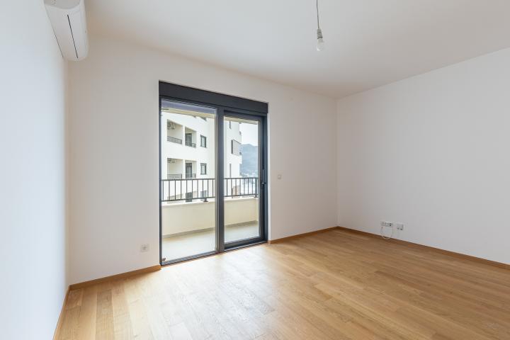 One bedroom apartment in Becici with a sea view