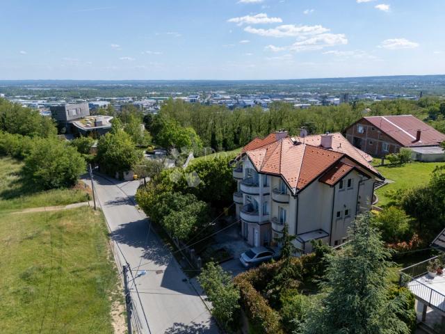 Ekskluzivna kuća u Gajnicama – 3 stana, garaža za 2 auta i veliko dvorište