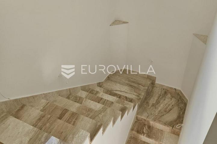 Primošten, trojna vila s prekrasnim pogledom na more