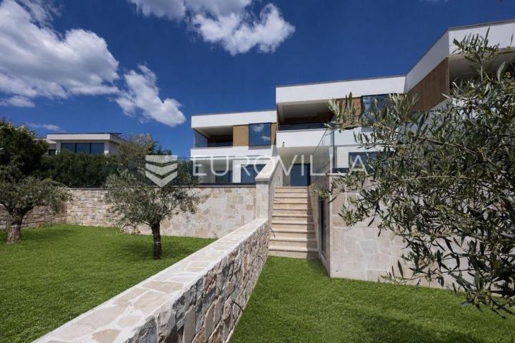 Primošten, trojna vila s prekrasnim pogledom na more