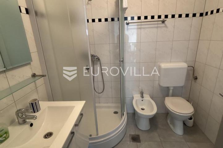 Medulin, apartmanska kuća sa sedam stanova na mirnoj lokaciji