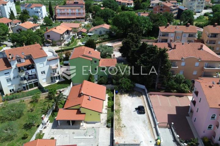 Medulin, apartmanska kuća sa sedam stanova na mirnoj lokaciji