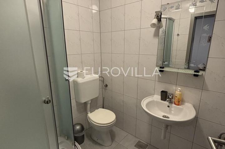 Medulin, apartmanska kuća sa sedam stanova na mirnoj lokaciji