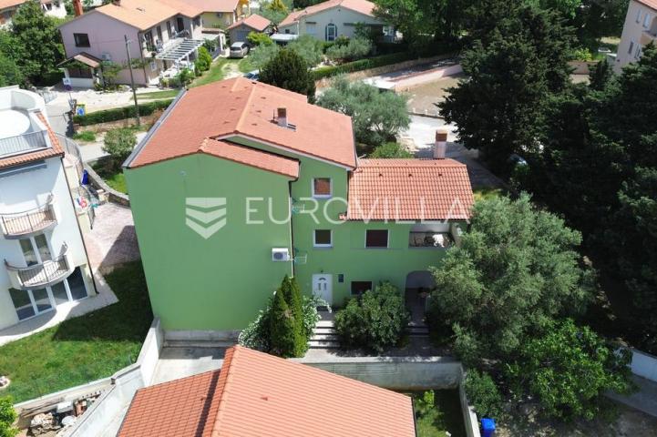 Medulin, apartmanska kuća sa sedam stanova na mirnoj lokaciji