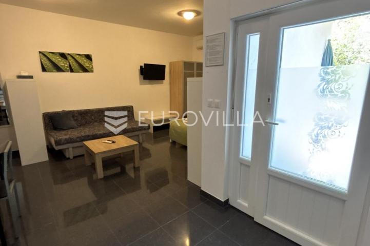 Medulin, apartmanska kuća sa sedam stanova na mirnoj lokaciji