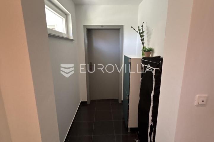 Medulin, apartmanska kuća sa sedam stanova na mirnoj lokaciji