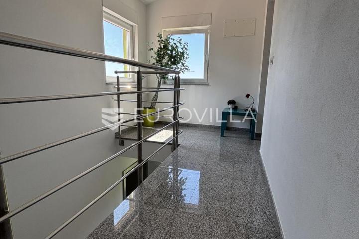 Medulin, apartmanska kuća sa sedam stanova na mirnoj lokaciji