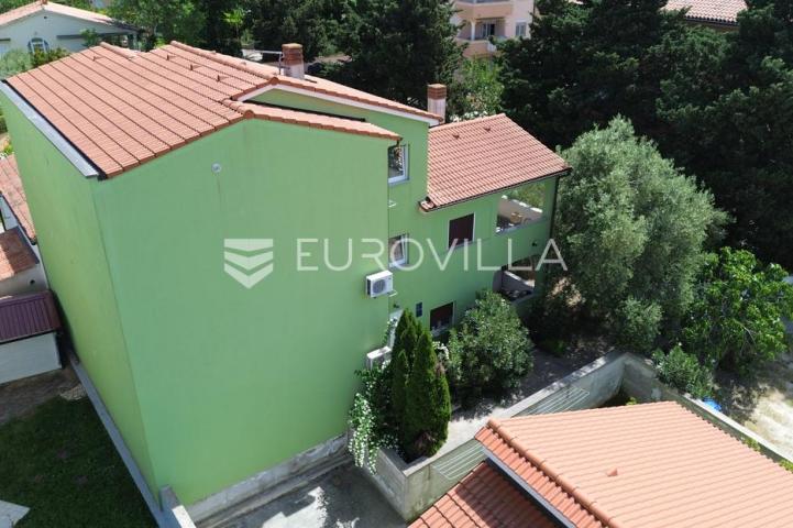 Medulin, apartmanska kuća sa sedam stanova na mirnoj lokaciji
