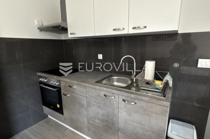 Medulin, apartmanska kuća sa sedam stanova na mirnoj lokaciji