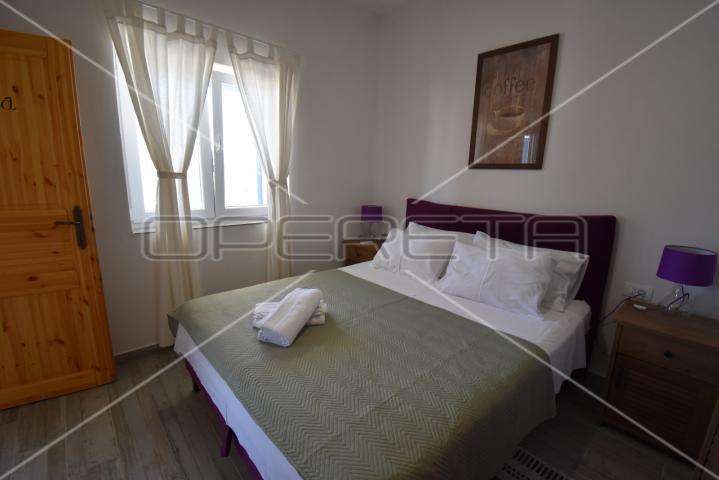 Kamena dvokatnica s bazenom, 50 m do mora, Ždrelac