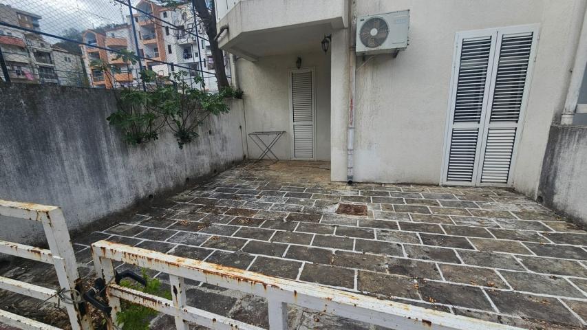 Renoviran dvosoban stan sa dvorištem, Golubovina, Budva