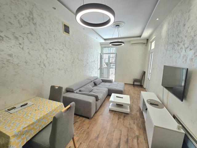 Renoviran dvosoban stan sa dvorištem, Golubovina, Budva