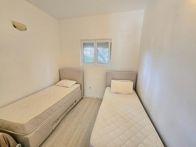 Renoviran dvosoban stan sa dvorištem, Golubovina, Budva