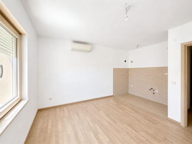 Nov jednosoban stan (45m2) sa pogledom na more u kompleksu sa bazenom, Bečići, Ivanovići. 