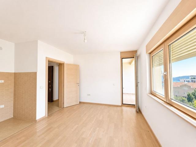 Nov jednosoban stan (45m2) sa pogledom na more u kompleksu sa bazenom, Bečići, Ivanovići. 