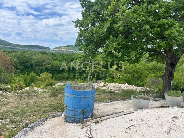 Trolokve - poljoprivredno zem sa kamenom kućom, 26.000 m2, PRODAJA
