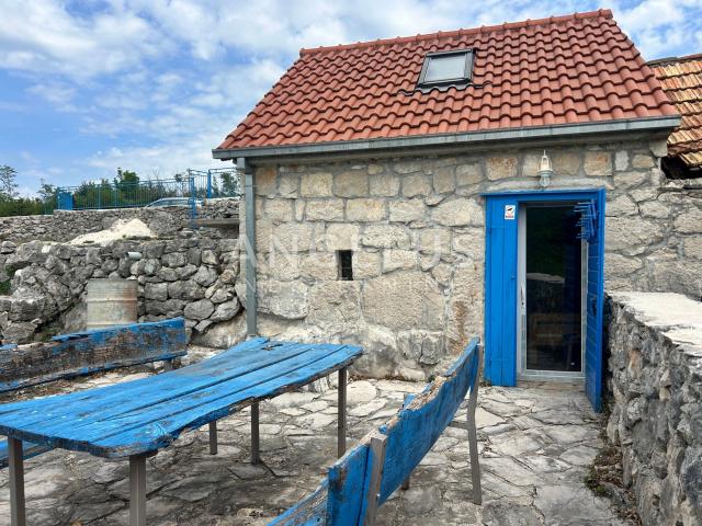Trolokve - poljoprivredno zem sa kamenom kućom, 26.000 m2, PRODAJA