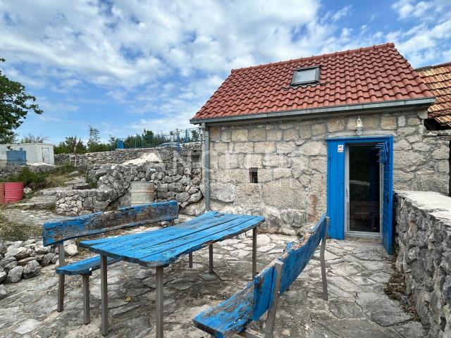 Trolokve - poljoprivredno zem sa kamenom kućom, 26.000 m2, PRODAJA