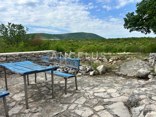 Trolokve - poljoprivredno zem sa kamenom kućom, 26.000 m2, PRODAJA