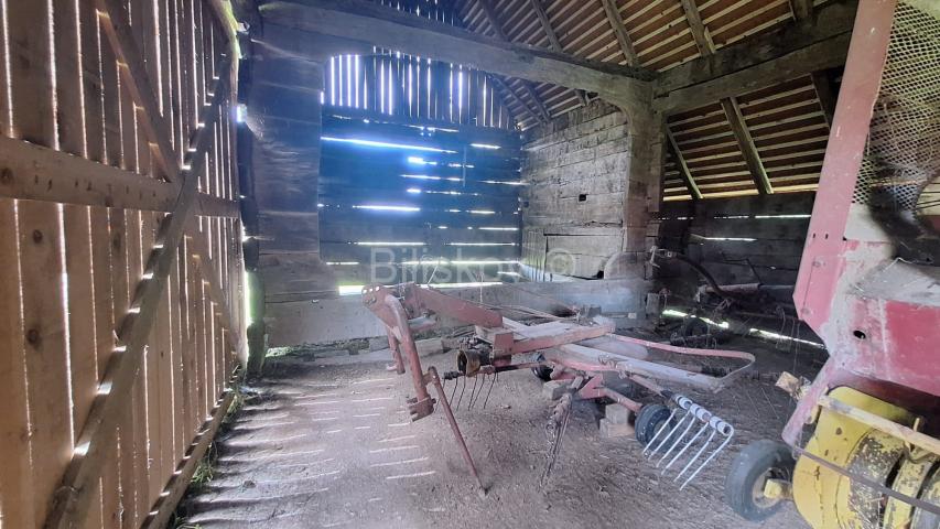 Prodaja, Popovača, tradicijsko imanje s drvenom kućom 183m2, pom. objekti