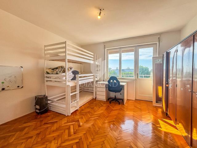 Umag, stan na centralnoj lokaciji s pogledom na more !