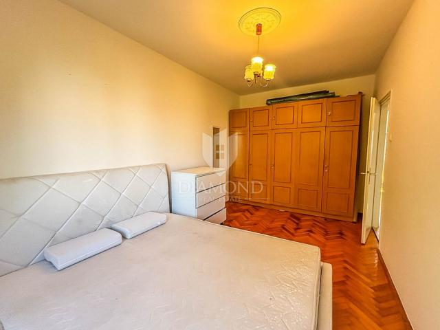 Umag, stan na centralnoj lokaciji s pogledom na more !