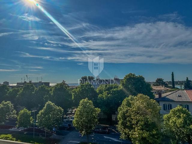 Umag, stan na centralnoj lokaciji s pogledom na more !