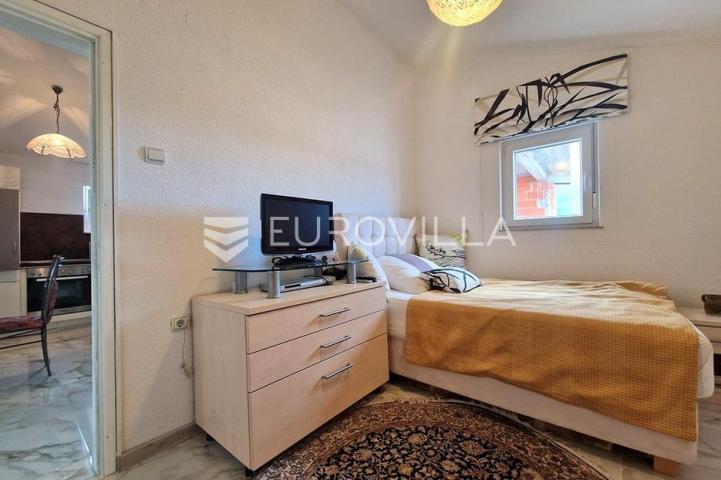 Vir, apartman s prostranom terasom i dvije spavaće sobe na odličnoj lokaciji