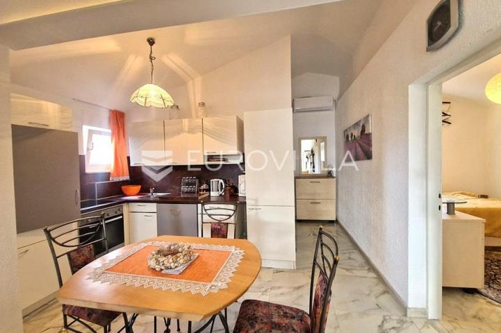Vir, apartman s prostranom terasom i dvije spavaće sobe na odličnoj lokaciji