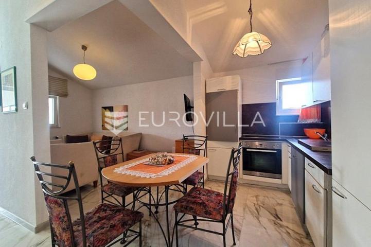 Vir, apartman s prostranom terasom i dvije spavaće sobe na odličnoj lokaciji