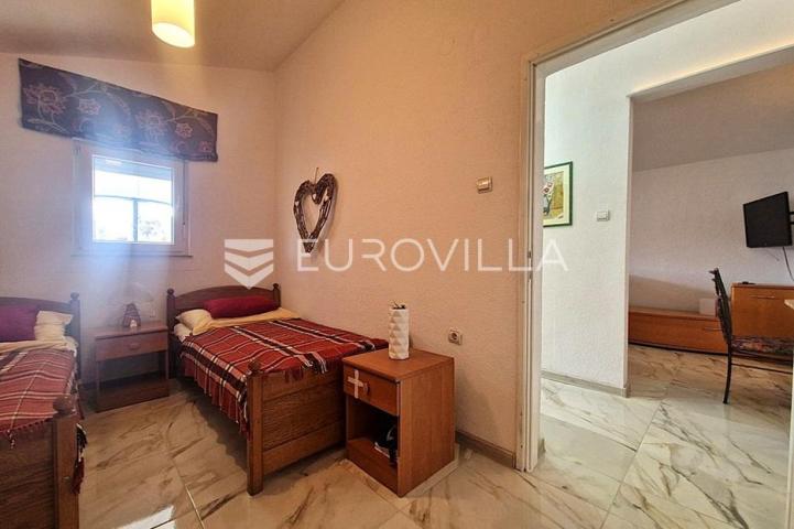 Vir, apartman s prostranom terasom i dvije spavaće sobe na odličnoj lokaciji