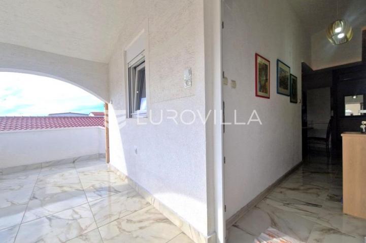 Vir, apartman s prostranom terasom i dvije spavaće sobe na odličnoj lokaciji