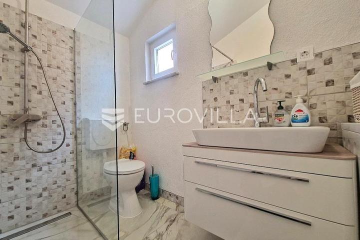 Vir, apartman s prostranom terasom i dvije spavaće sobe na odličnoj lokaciji