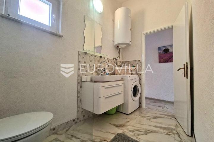 Vir, apartman s prostranom terasom i dvije spavaće sobe na odličnoj lokaciji