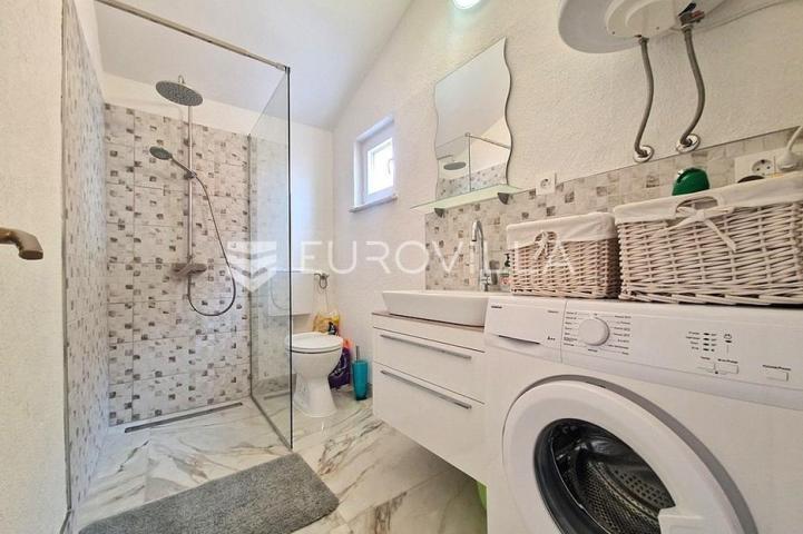 Vir, apartman s prostranom terasom i dvije spavaće sobe na odličnoj lokaciji