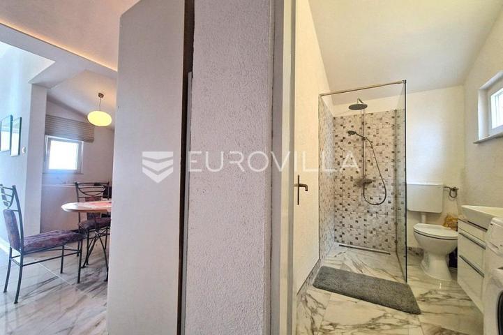 Vir, apartman s prostranom terasom i dvije spavaće sobe na odličnoj lokaciji