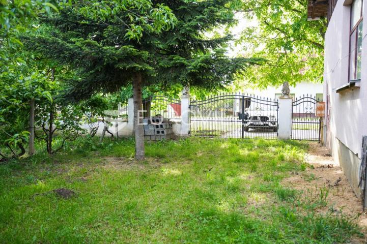 Tovarnik, izuzetna prilika, prostrana kuća s tri stana i okućnicom od 1.949 m²