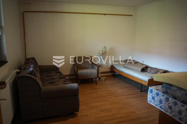 Tovarnik, izuzetna prilika, prostrana kuća s tri stana i okućnicom od 1.949 m²