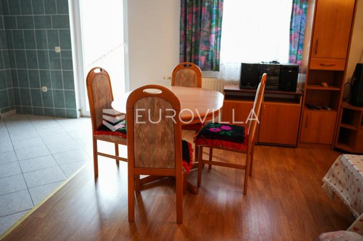 Tovarnik, izuzetna prilika, prostrana kuća s tri stana i okućnicom od 1.949 m²