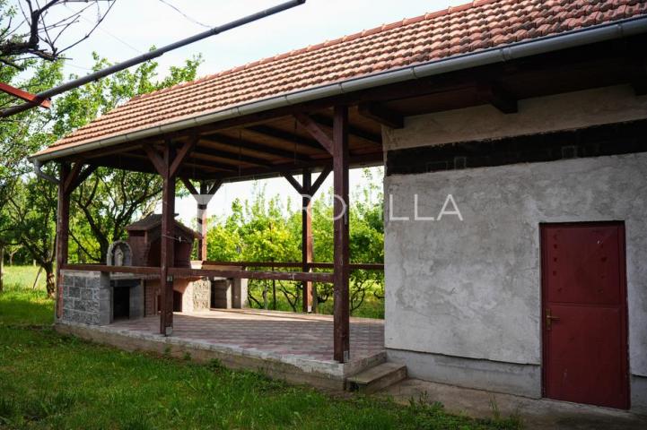 Tovarnik, izuzetna prilika, prostrana kuća s tri stana i okućnicom od 1.949 m²