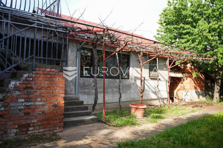 Tovarnik, izuzetna prilika, prostrana kuća s tri stana i okućnicom od 1.949 m²