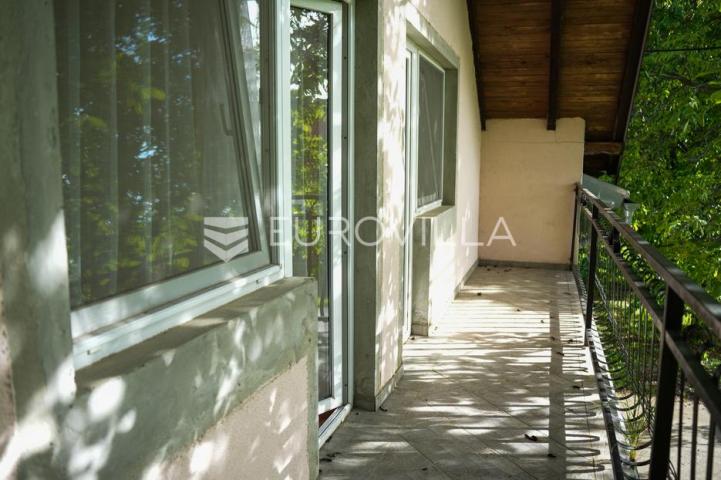 Tovarnik, izuzetna prilika, prostrana kuća s tri stana i okućnicom od 1.949 m²