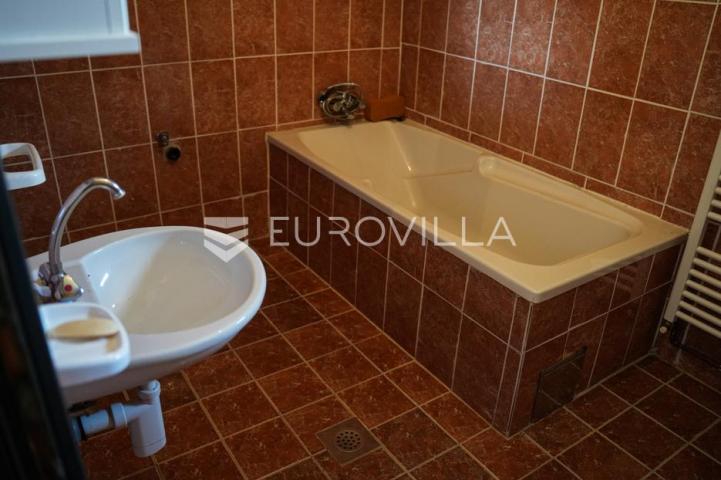 Tovarnik, izuzetna prilika, prostrana kuća s tri stana i okućnicom od 1.949 m²