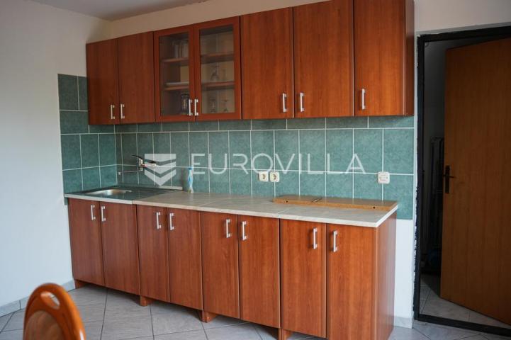 Tovarnik, izuzetna prilika, prostrana kuća s tri stana i okućnicom od 1.949 m²